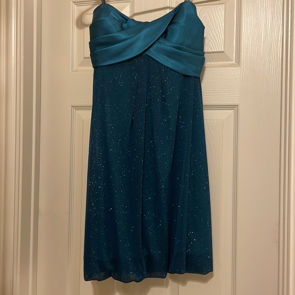 Great condition dark turquoise strapless juniors formal dress. Size 5/6
